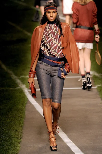 Look 16